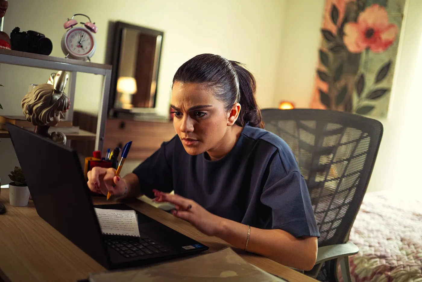 Un'intermediaria assicurativa studia al portatile alla scrivania